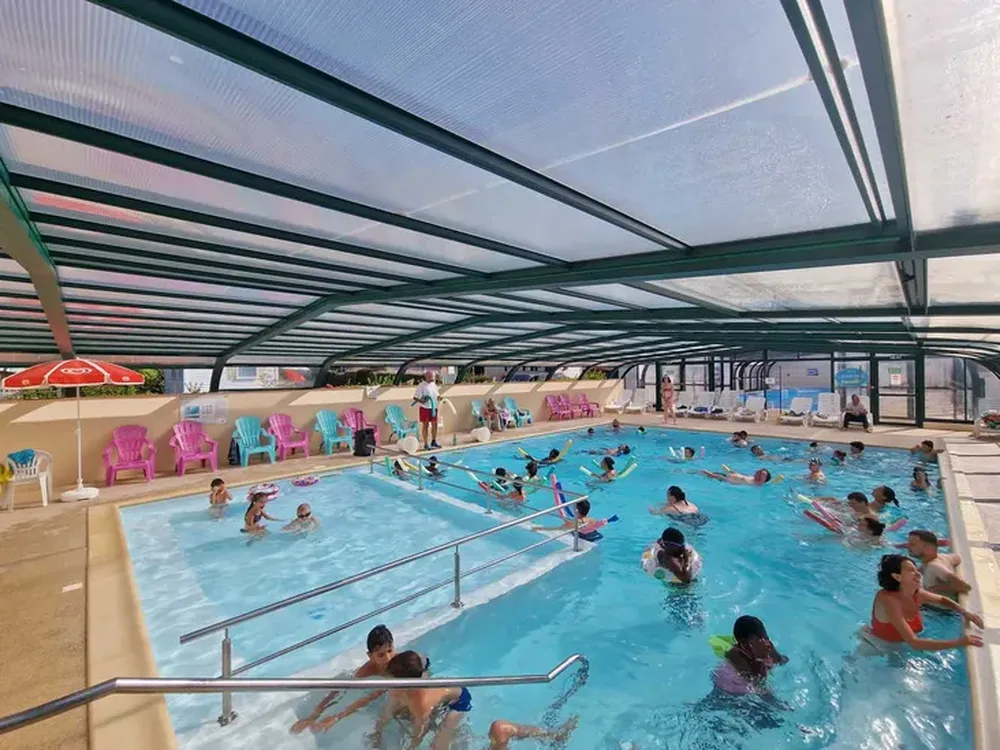 Wateractiviteiten in het zwembad van de camping